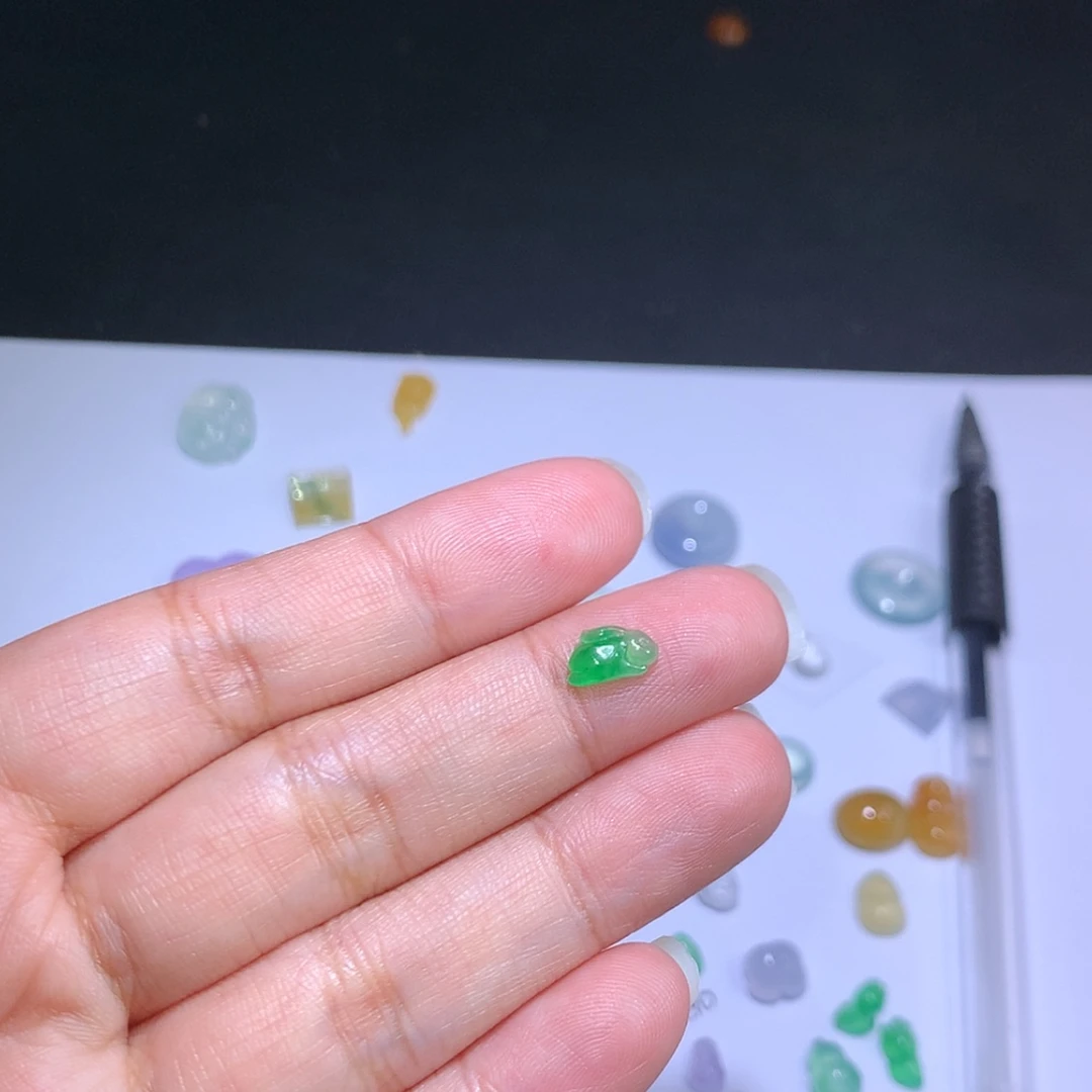 【闪购商品】翡翠挂件未镶嵌顶*呱翡翠兔子