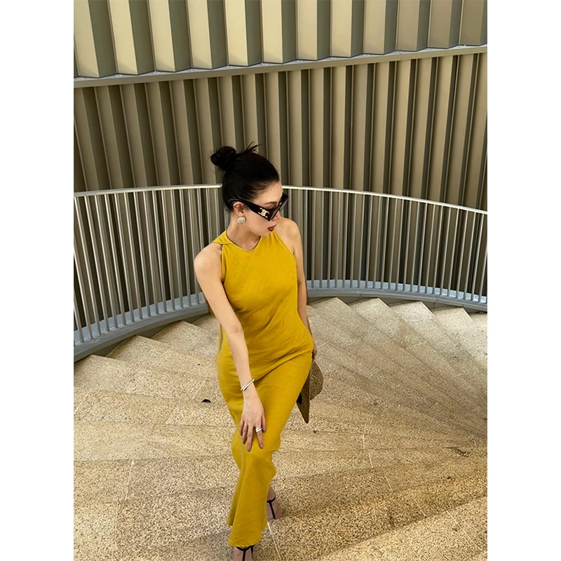 多巴胺黄色无袖背心连衣裙夏季新款度假风气质修身显瘦开叉长裙子