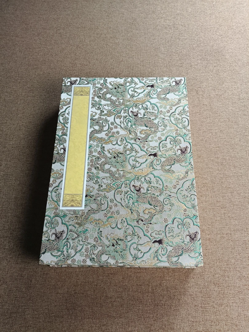 [明黄色]1.8cm方格金刚经册页宣纸