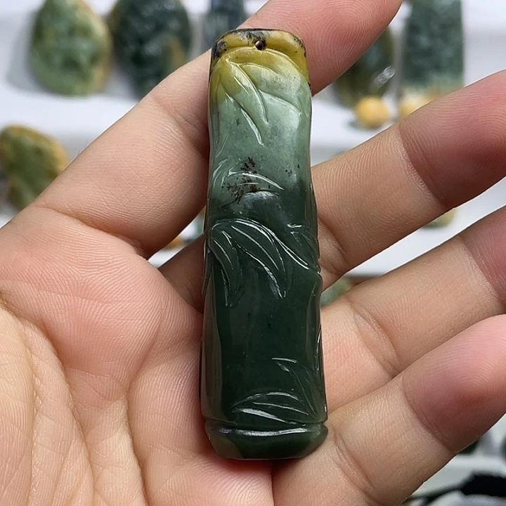 小***草岫岩河磨玉（透闪石质玉）未镶嵌吊坠(不含链)