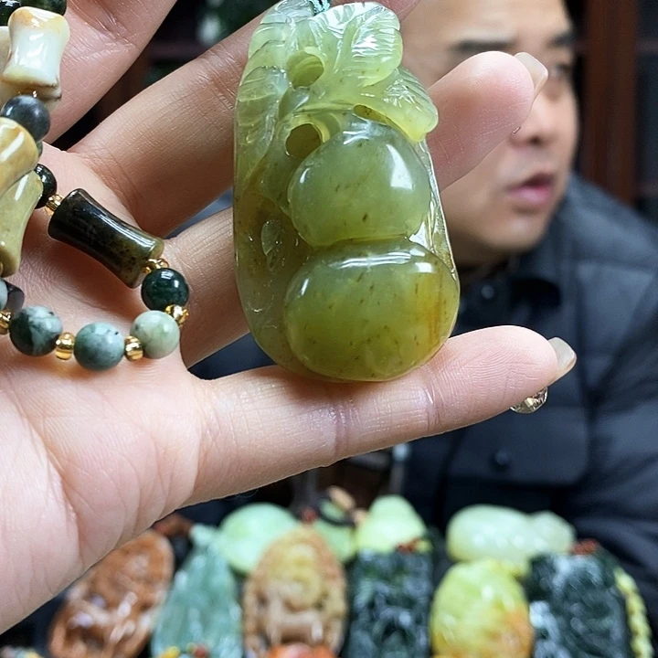 蛇纹石玉吊坠未镶嵌