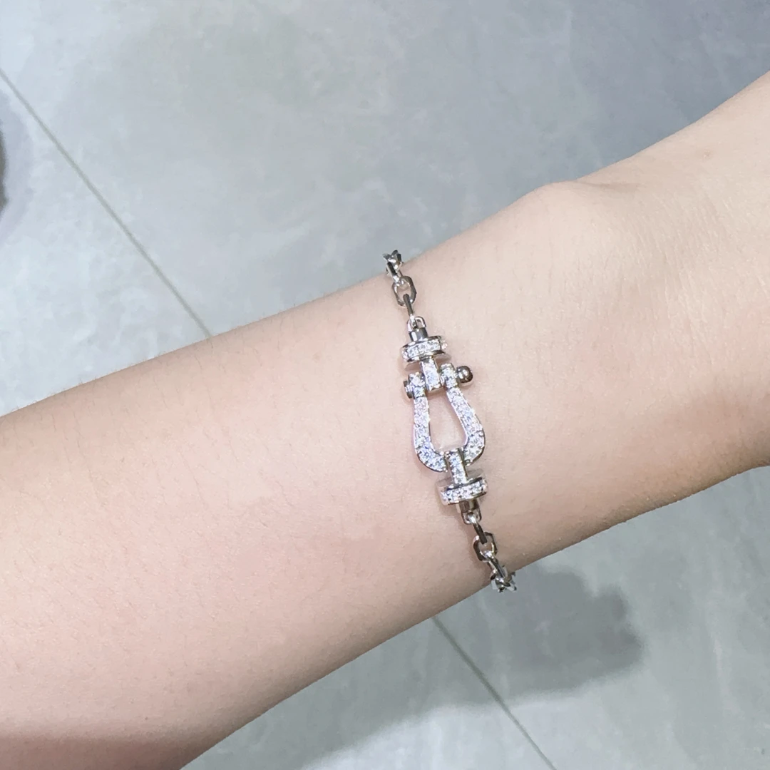 莫桑石铂金Pt950白金镶嵌满钻莫桑石马蹄扣手链男女款经典百搭时L