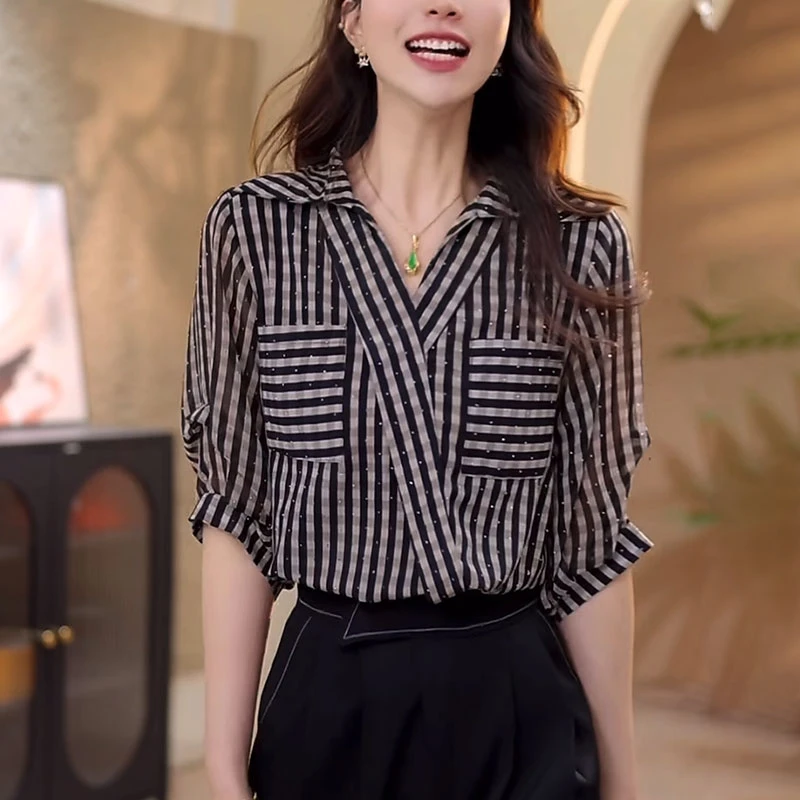 条纹翻领衬衫女士2025夏季宽松型显瘦洋气减龄休闲设计感短袖上衣