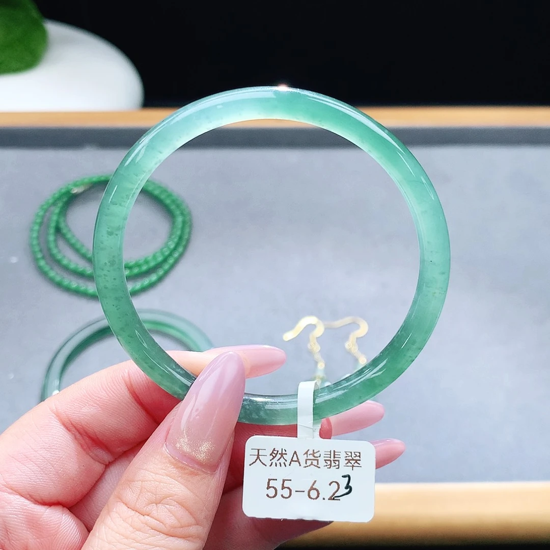 未镶嵌手镯（圆镯）翡翠