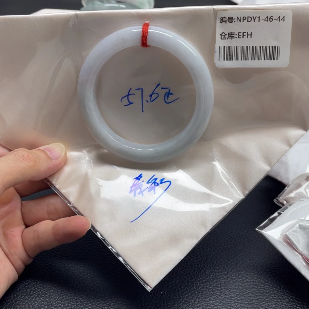 翡翠手镯未镶嵌翡翠手镯