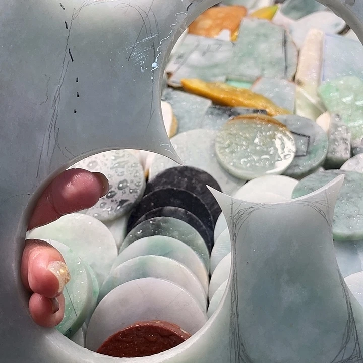 裸石翡翠轩***友新年快乐