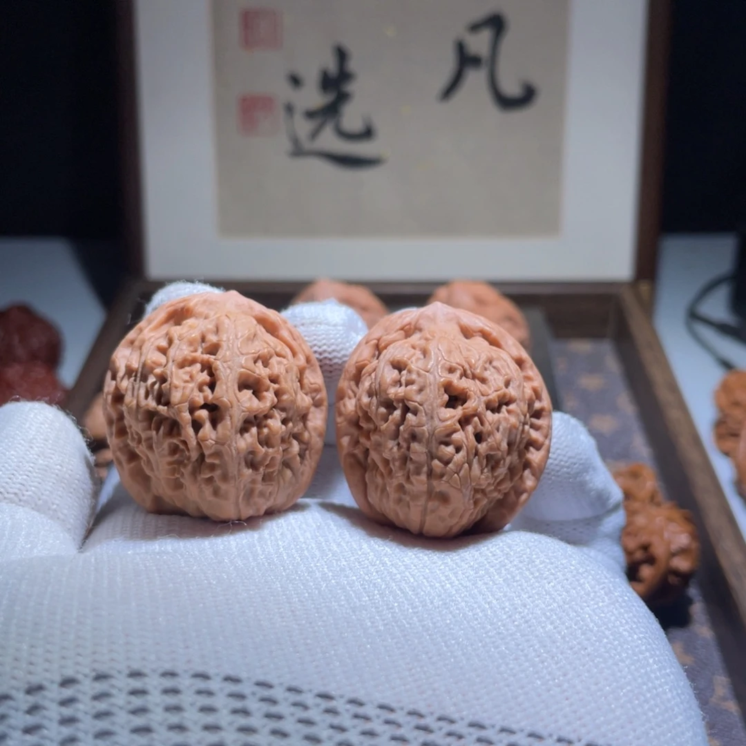 文玩核桃吊坠莲花