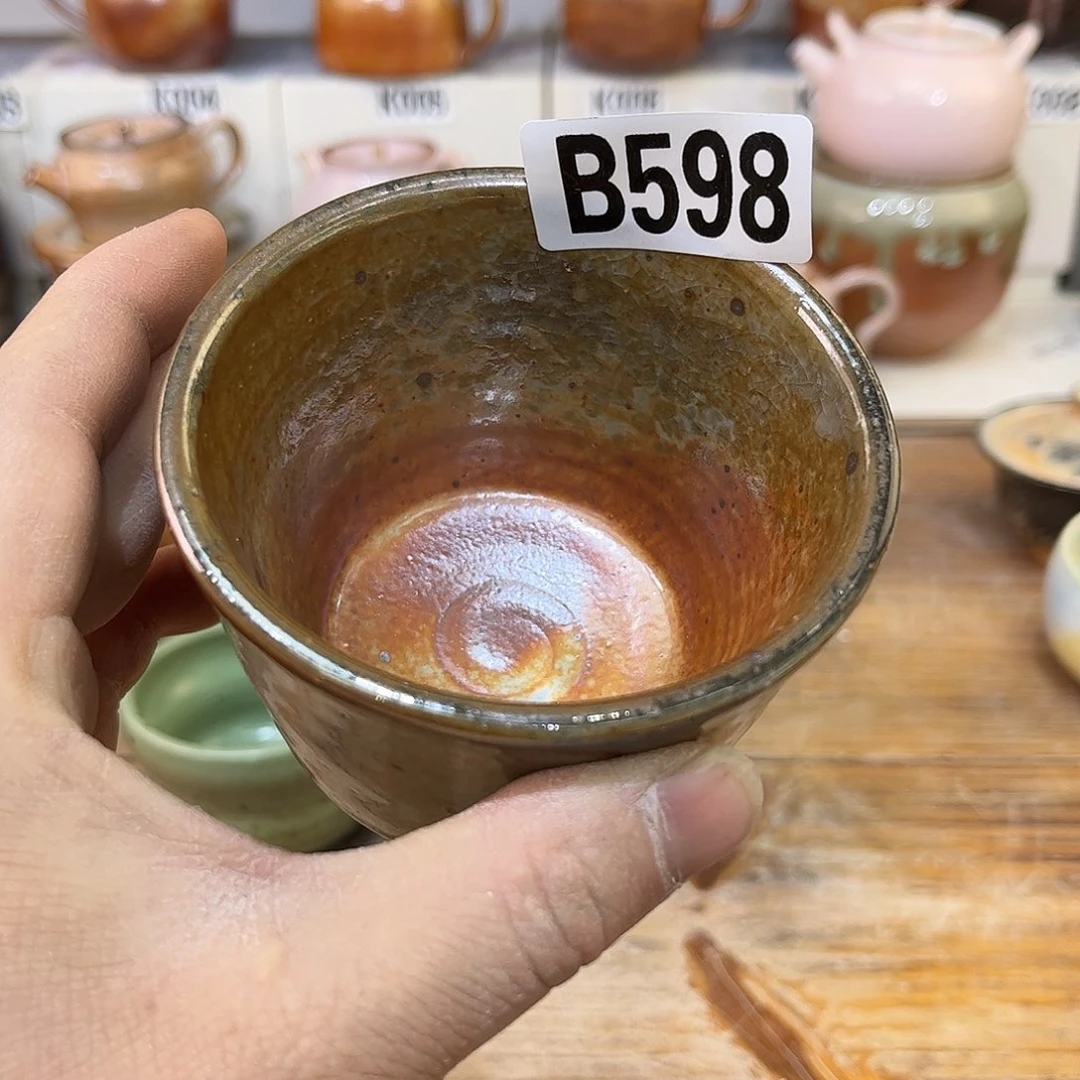 白泥茶杯铁*陶瓷碗里