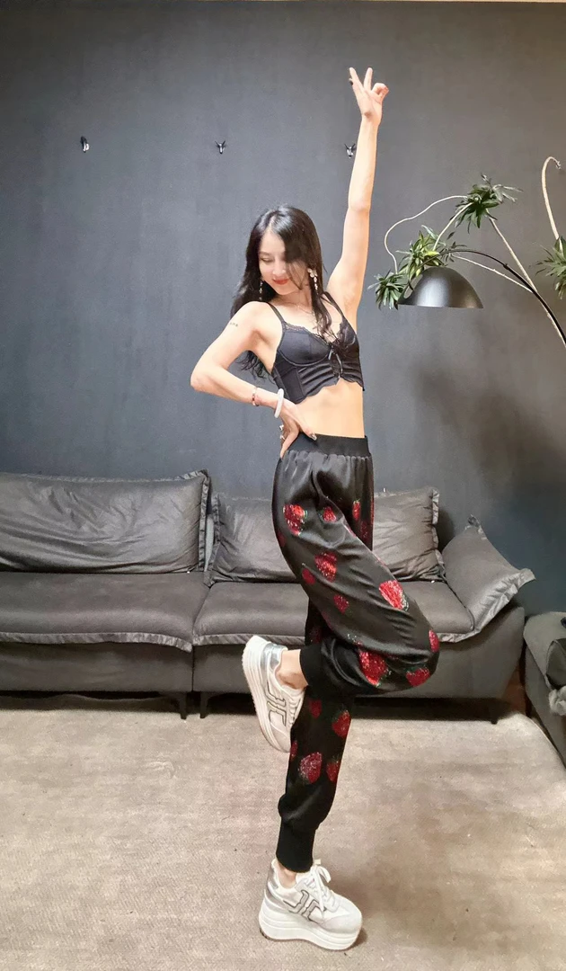 【瓏锦 - 爱莓一天】国风潮牌大码女装耀黑显瘦醋酸缎时尚休闲卫裤