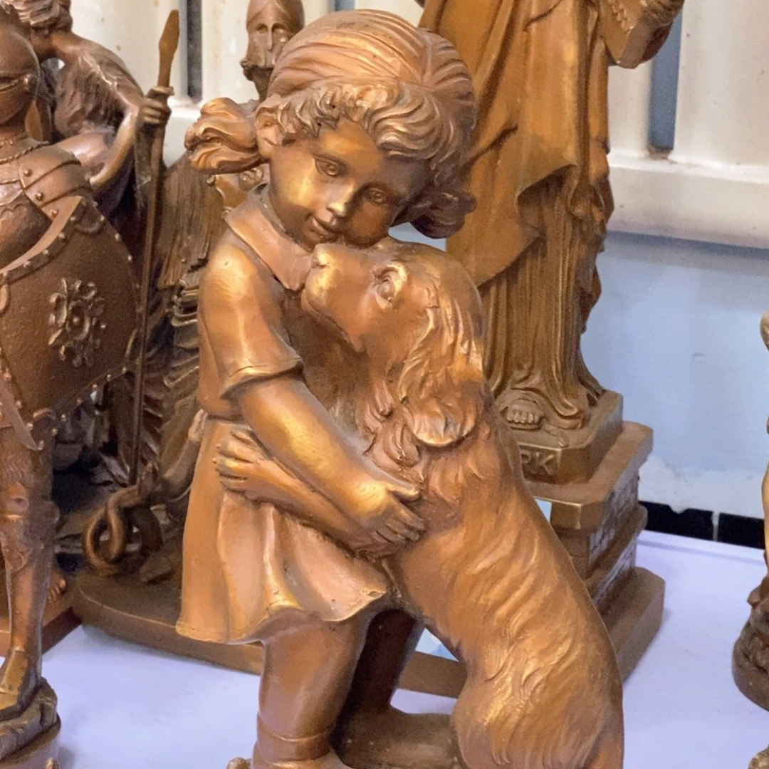 黄铜材质，女孩抱狗