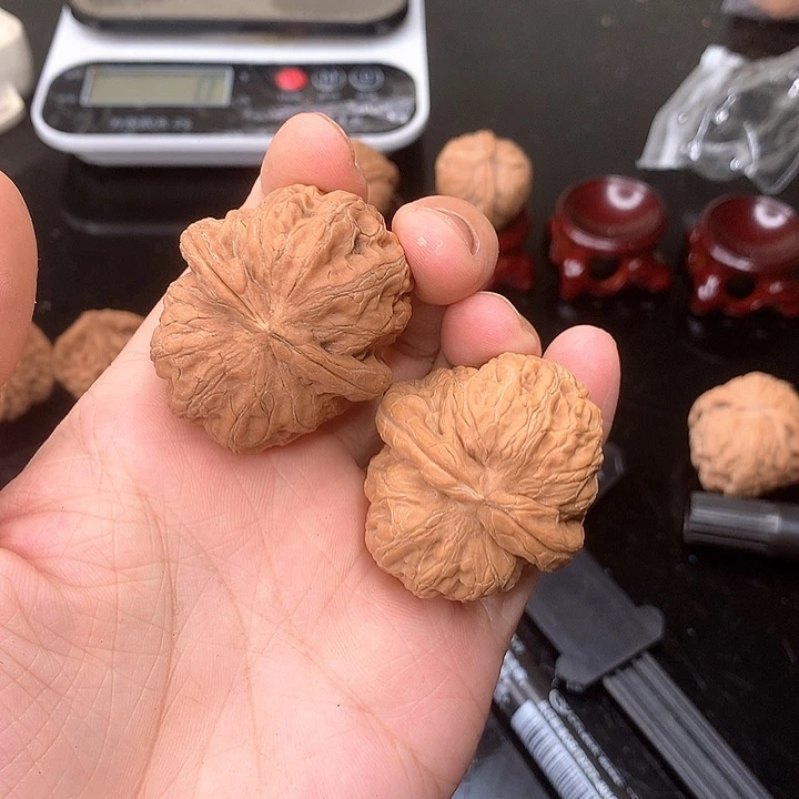 文玩核桃吊坠43元宝有黄有黑点