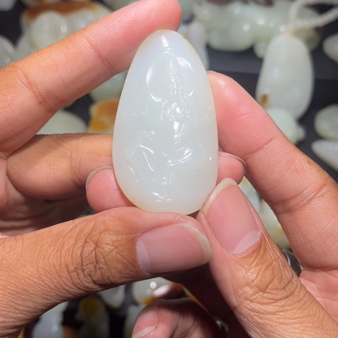 李***淋和田玉未镶嵌颈饰