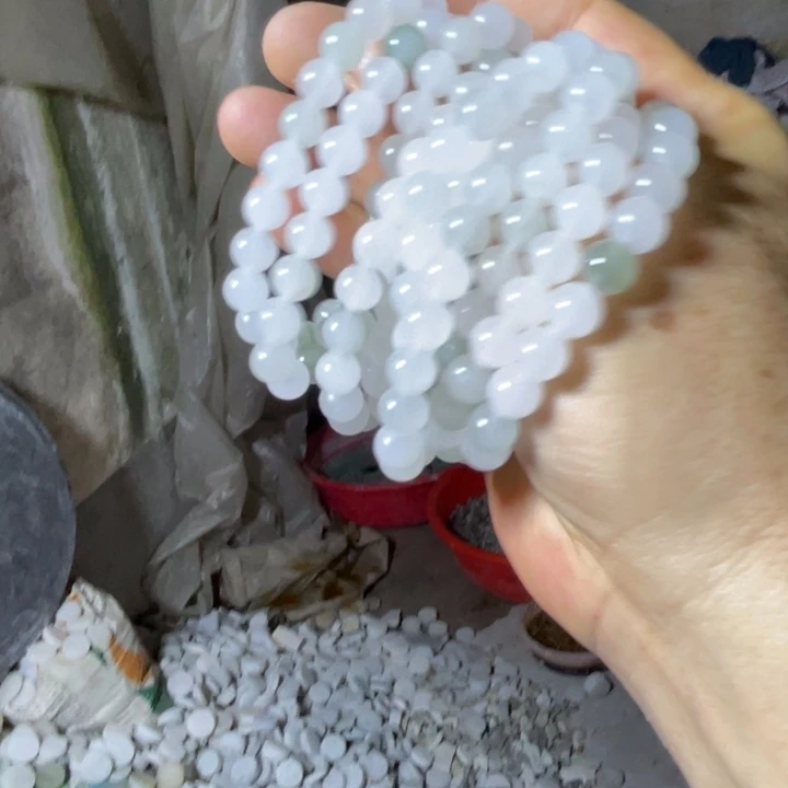 颈饰未镶嵌石英质玉