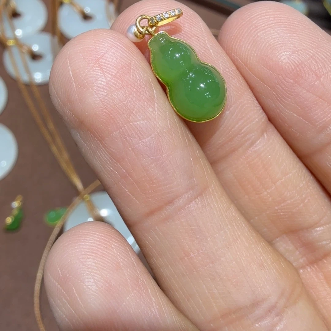 和田玉18K金镶嵌颈饰苹果绿葫芦TZ多样性拍一发一