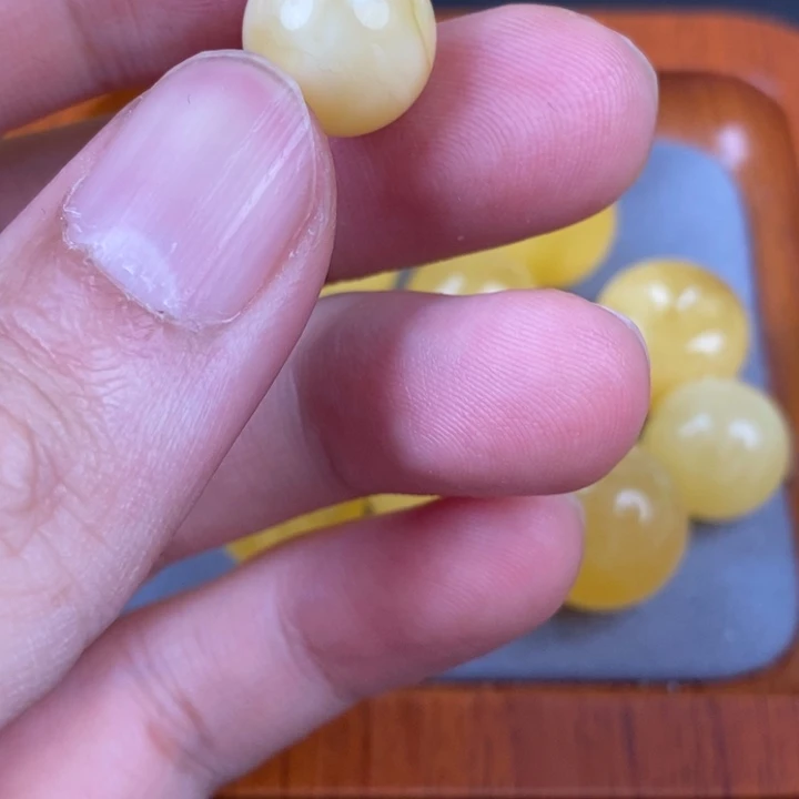 未镶嵌琥珀裸石微瑕61