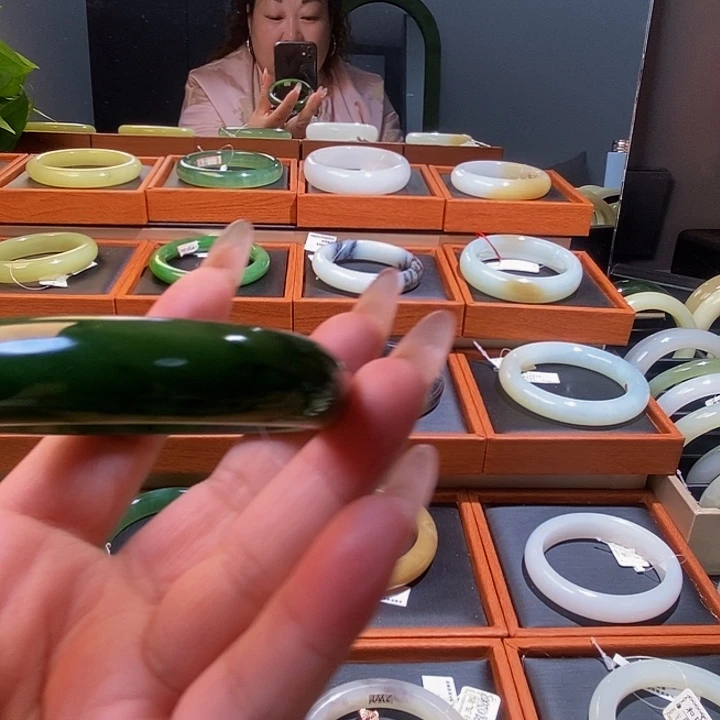 和田玉未镶嵌手镯