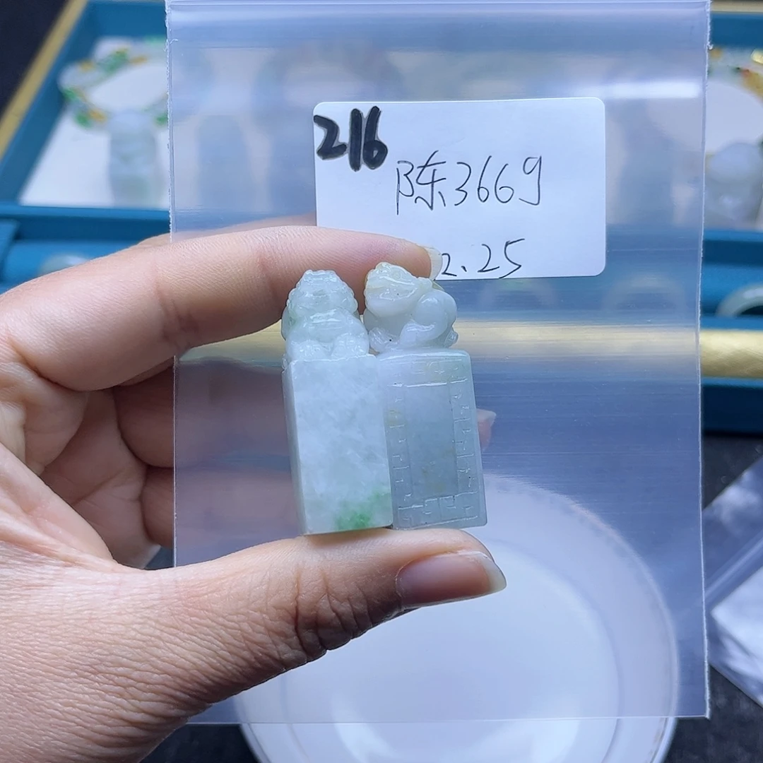 陈***铭翡翠未镶嵌颈饰不退