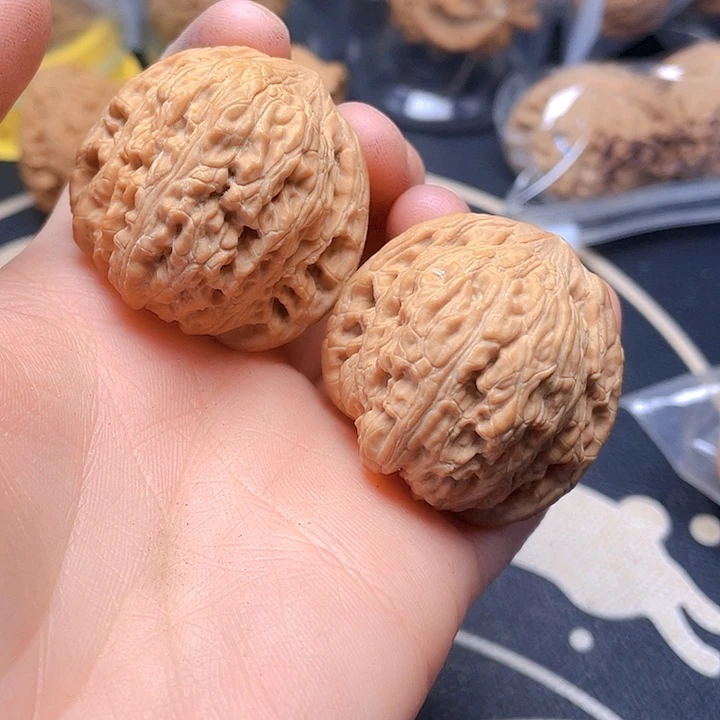 文玩核桃吊坠绣球一对
