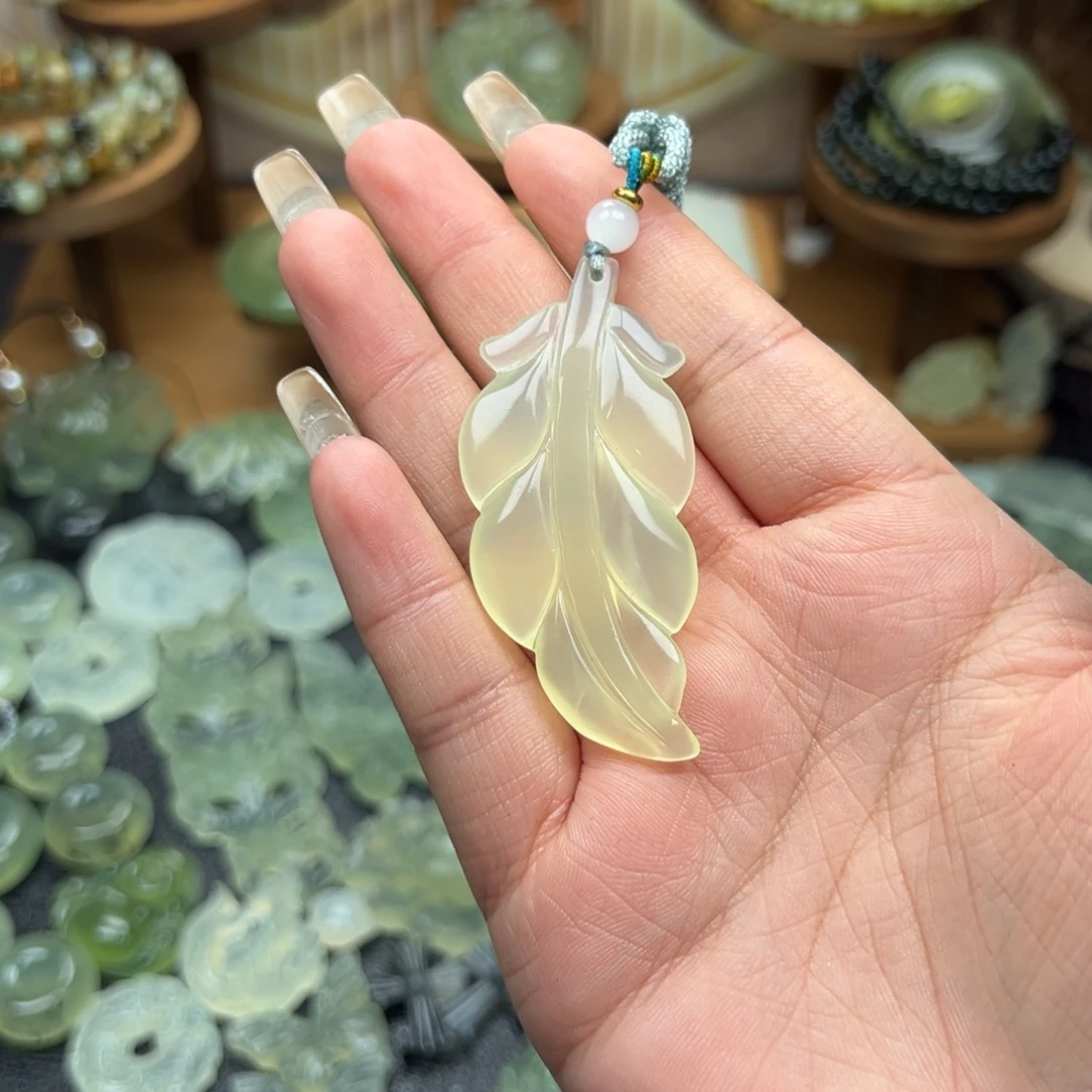 蛇纹石玉未镶嵌颈饰叶大