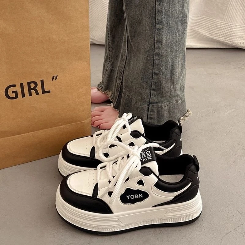 爆款厚底小白鞋女春秋季百搭超火板鞋2025新款韩系小众休闲运动鞋