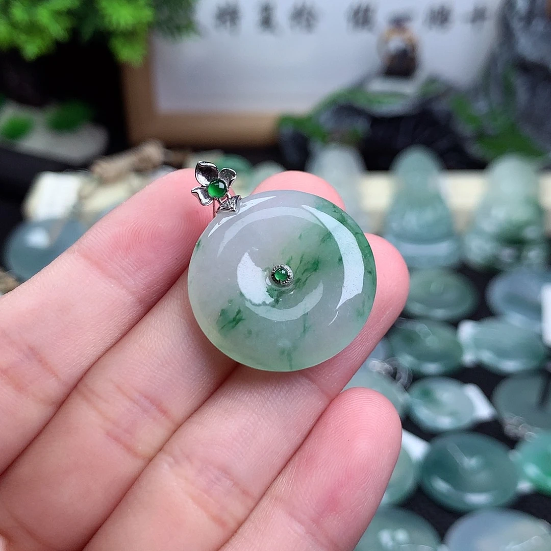 翡翠未镶嵌颈饰平安扣