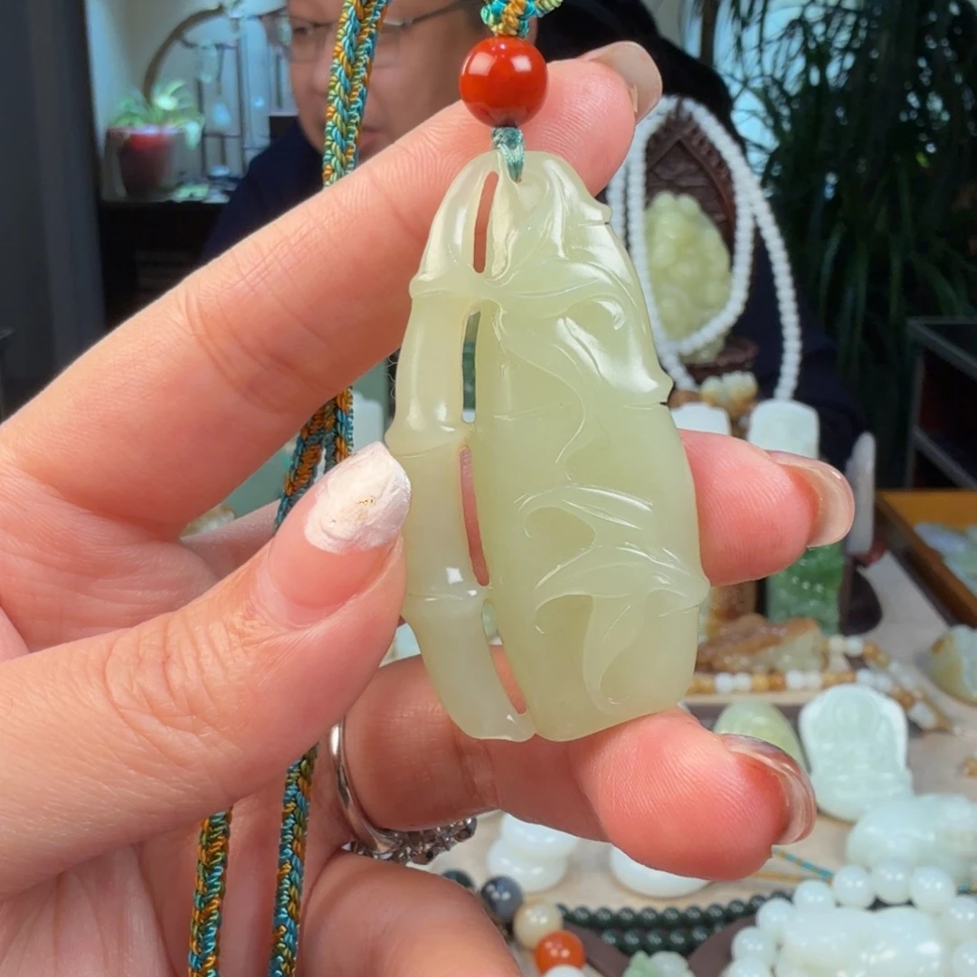 黑***店和田玉未镶嵌颈饰