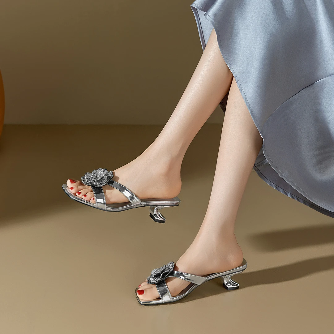 水钻山茶花低跟凉拖鞋女夏季新款时尚外穿露趾方头一字拖5X217