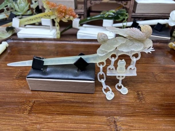 天然岫玉 小猫荡秋千 手工雕刻 流苏