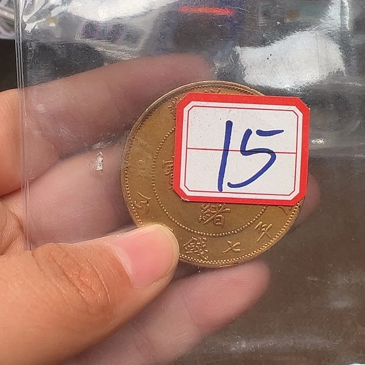一手拿的一本厚厚的