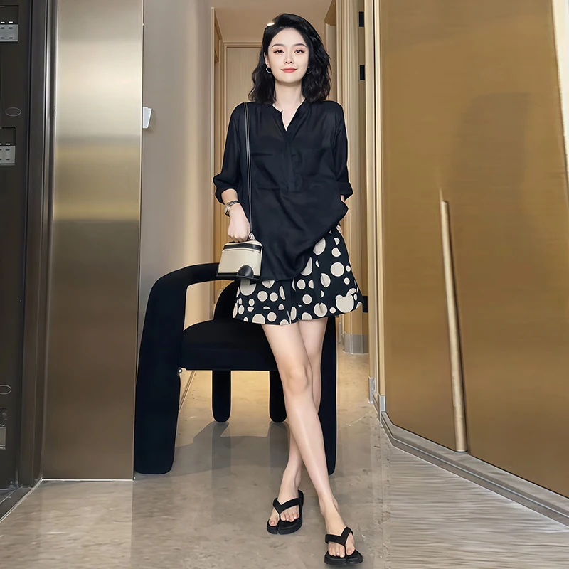 网红洋气炸街女装轻奢高端女装黑色衬衫碎花短裤微胖显瘦两件套