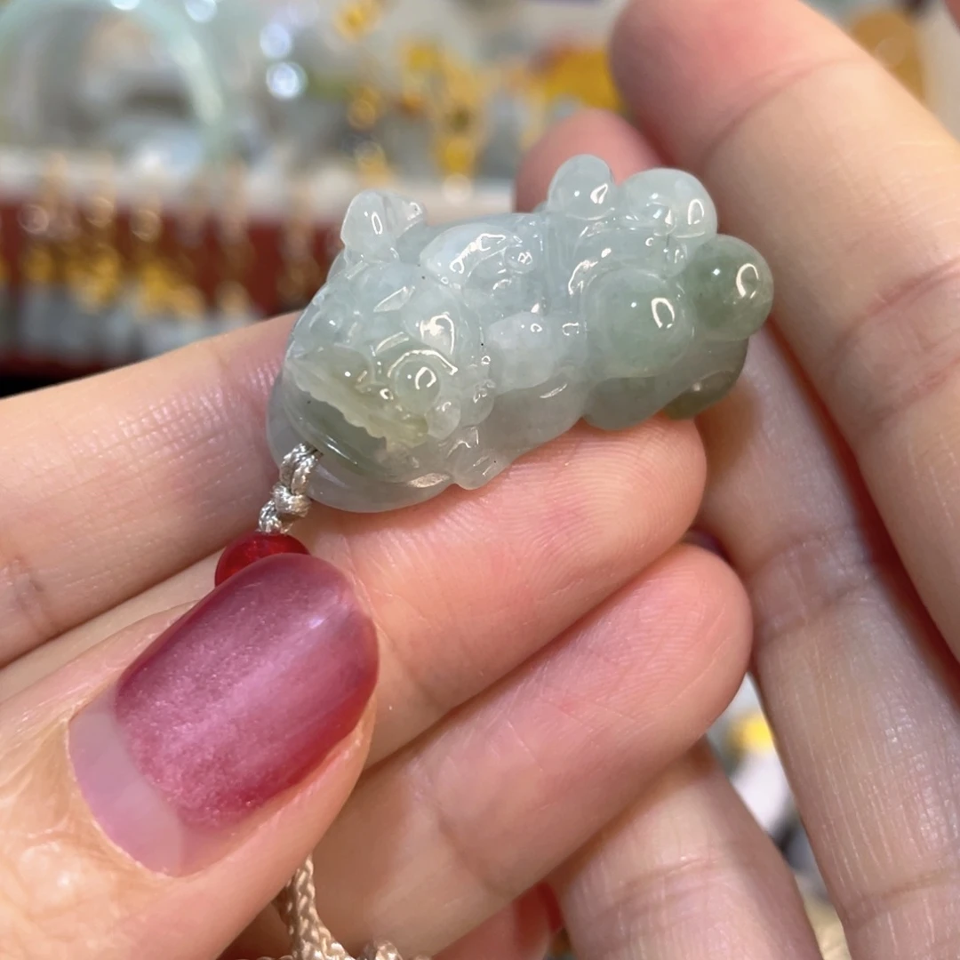 翡翠未镶嵌颈饰皮丘