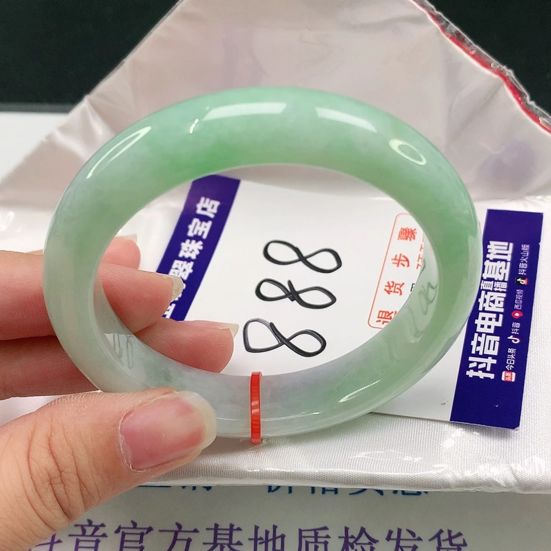 翡翠手镯未镶嵌翡翠