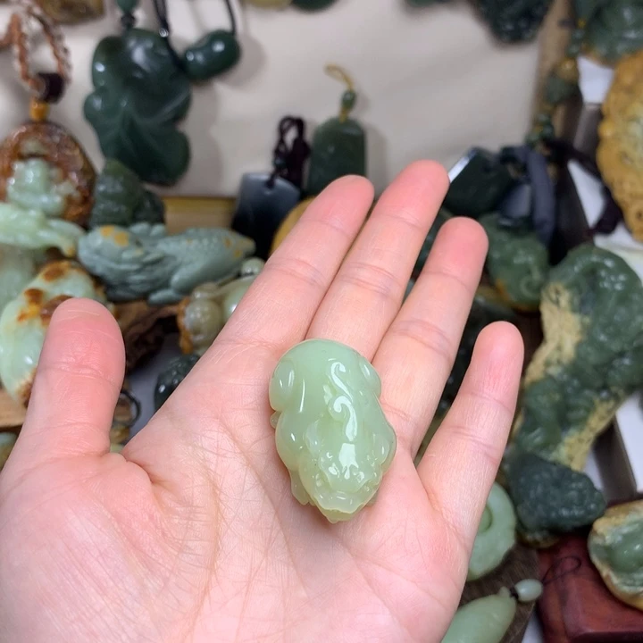 岫岩老玉（透闪石质玉）吊坠未镶嵌