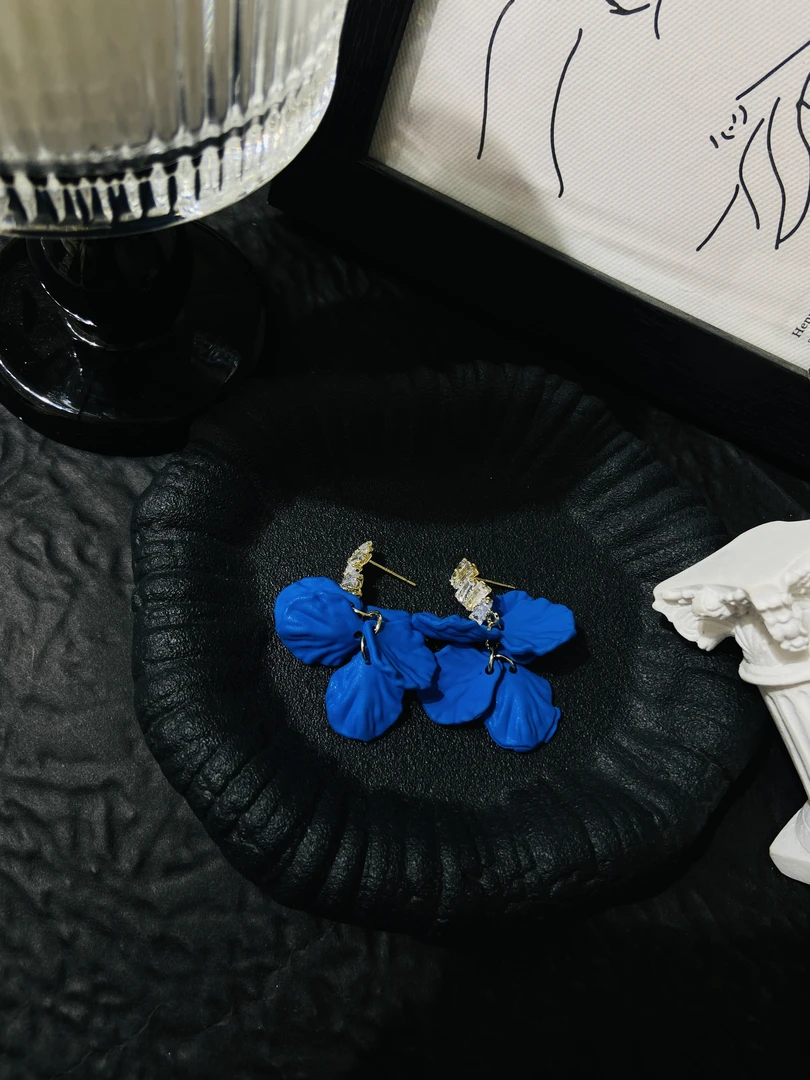 钛钢耳饰 钛钢耳饰 LARVINA蓝色闪钻花瓣流苏耳环