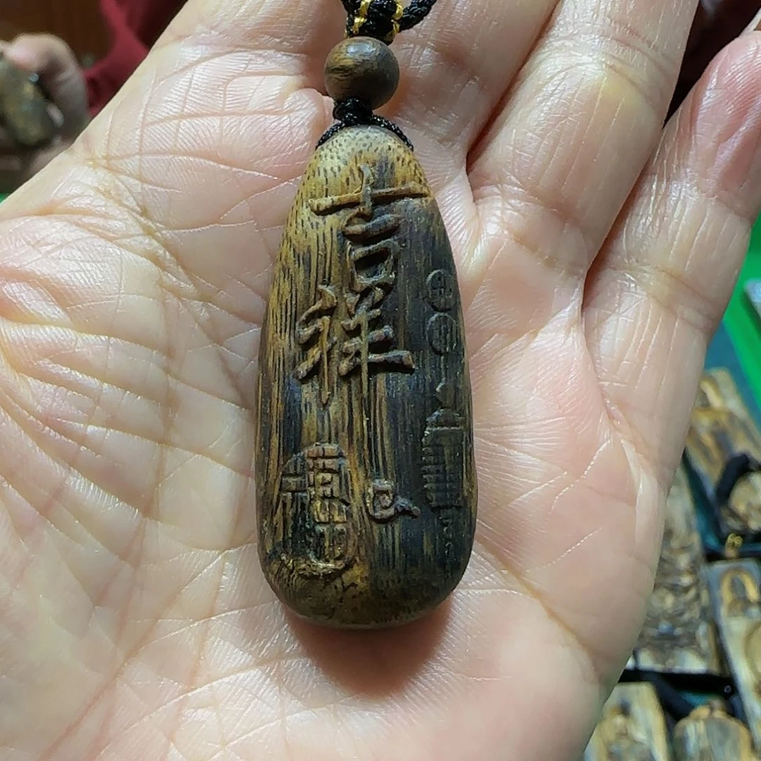 沉香吊坠海南白奇乌身瘤疤雕刻吉祥带绳6克