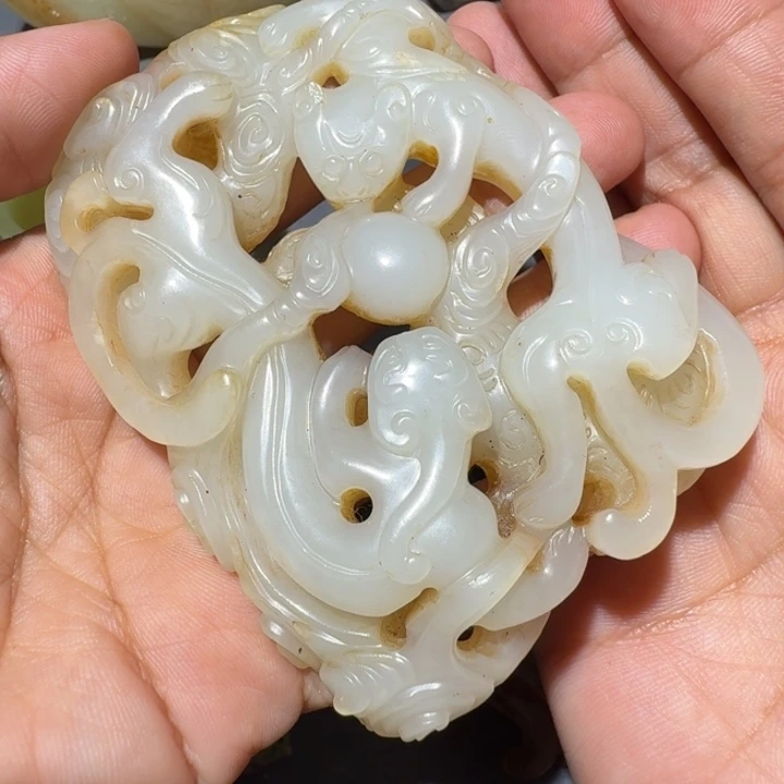 洛***沙和田玉未镶嵌颈饰