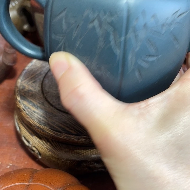 茶壶紫砂原矿泥料，手工制作的一把紫砂壶。