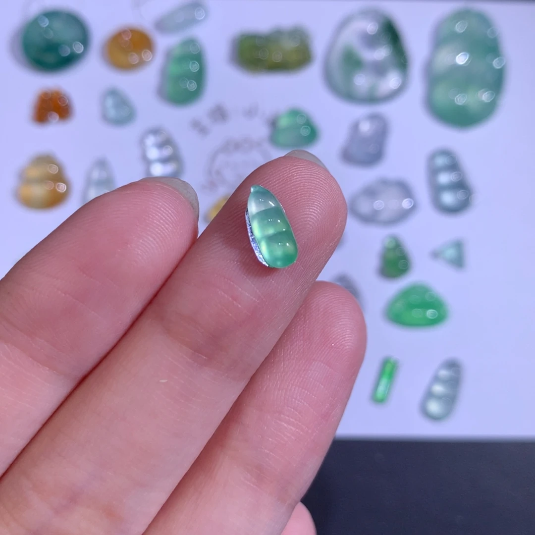 夏***风翡翠未镶嵌颈饰9.4 3.8 2.3