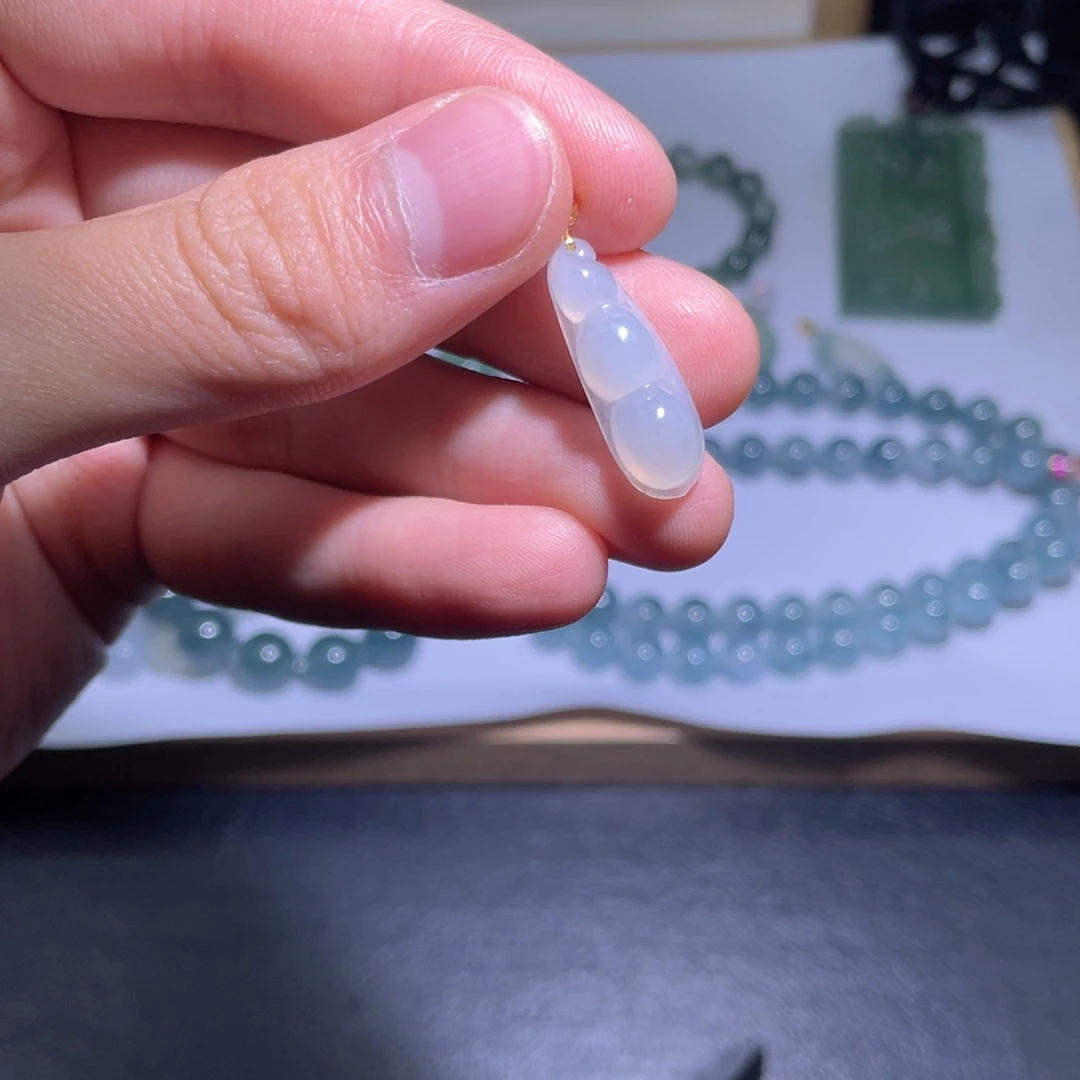 翡翠18K金镶嵌颈饰吊坠