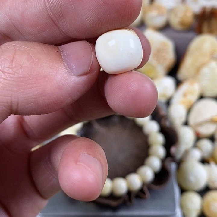 琥珀裸石未镶嵌我