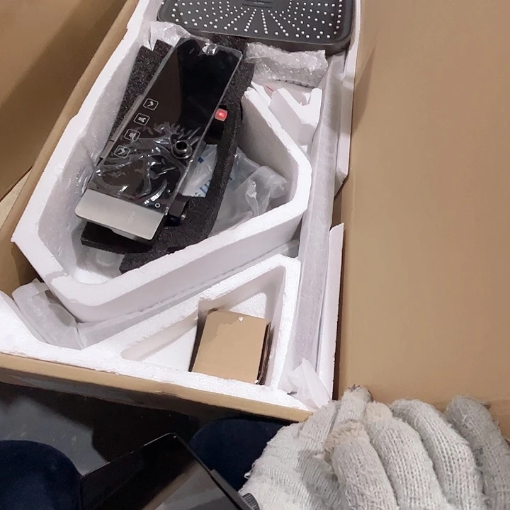 钢琴键花洒套装。