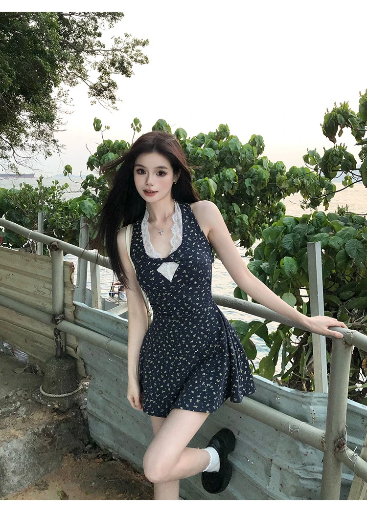 法式纯欲风无袖假两件蕾丝拼接碎花连衣裙子女设计感收腰短裙夏季