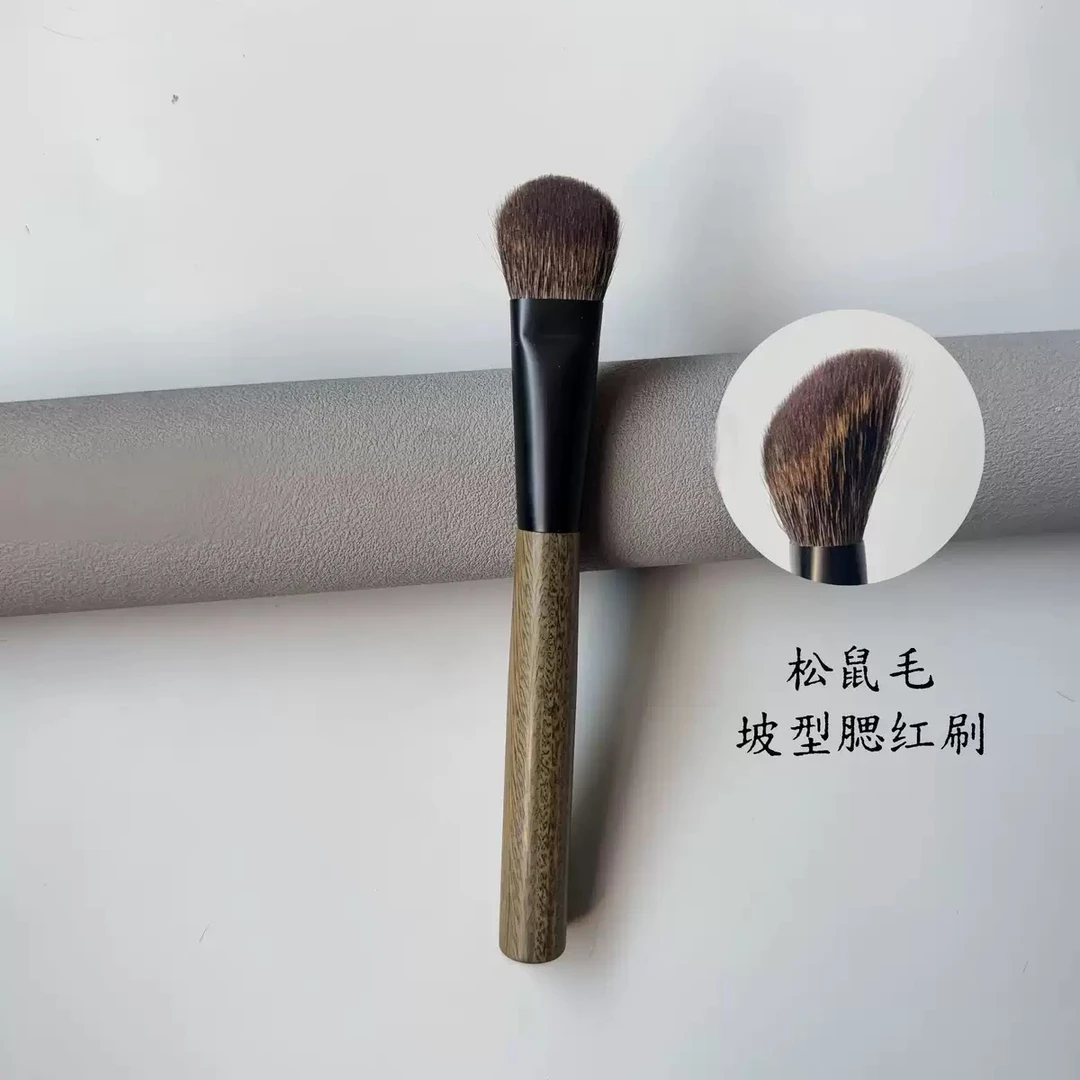 绿檀柄松鼠毛坡型腮红刷修容刷高光刷柔软多功能化妆刷