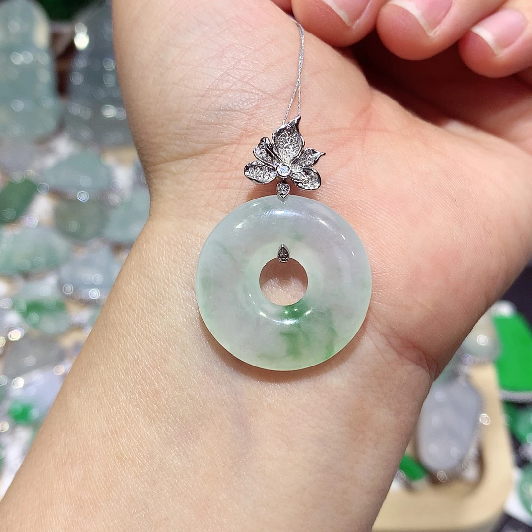 翡翠18K金镶嵌颈饰甜甜圈