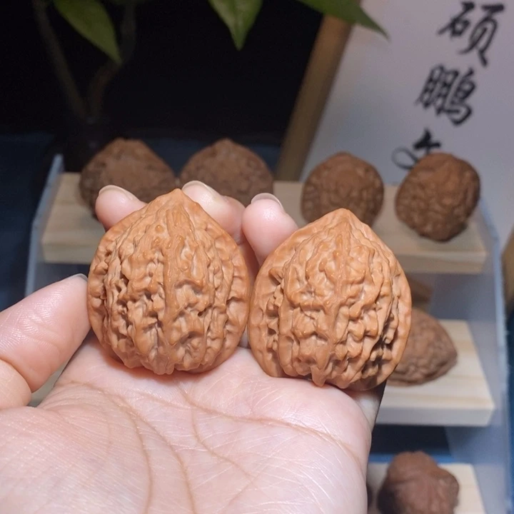 文玩核桃吊坠金牛