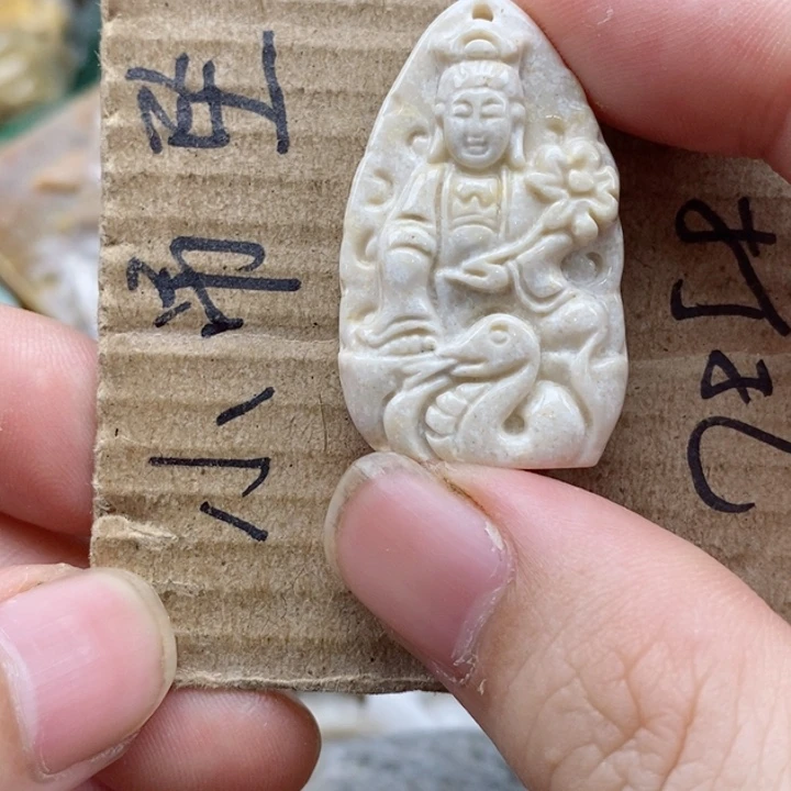 硅化珊瑚（珊瑚玉）未镶嵌颈饰雪****音
