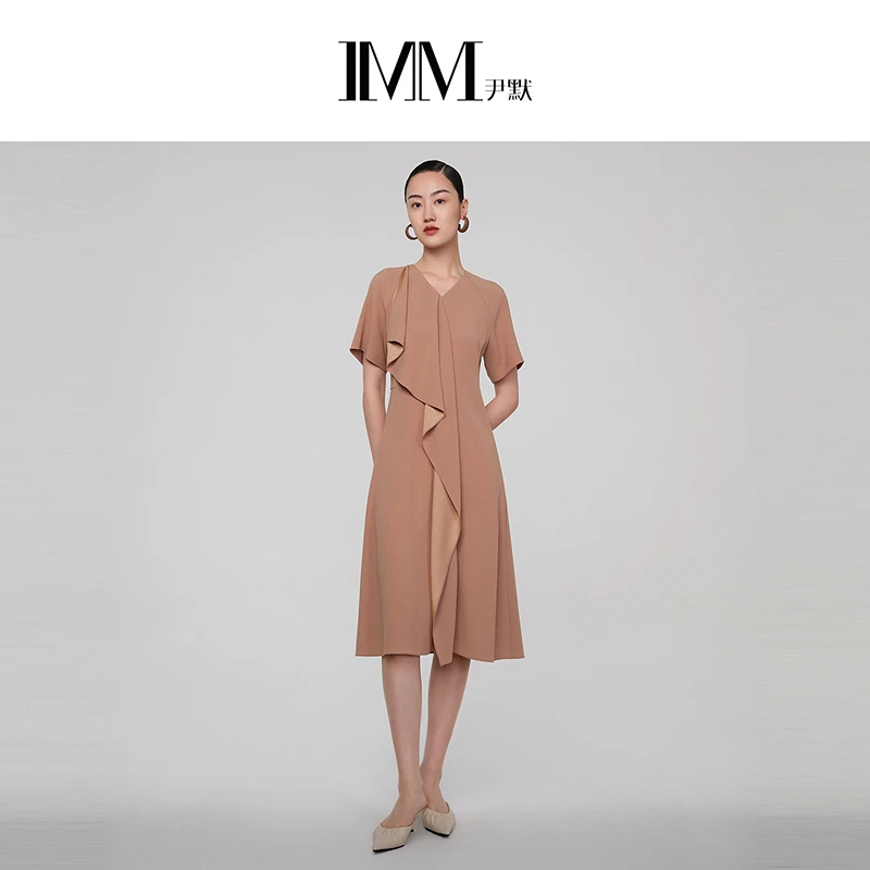 IMM尹默女装秋季气质驼色裙子新款三醋酸V领收腰荷叶边连衣裙