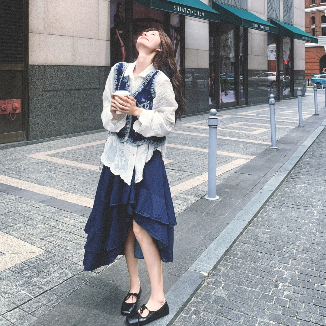 温柔系时髦刺绣衬衫马甲套装裙女秋季韩系荷叶边牛仔半身裙三件套