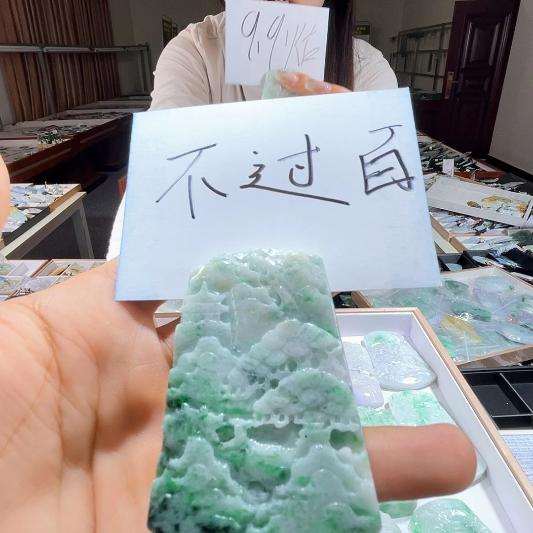 翡翠未镶嵌颈饰一