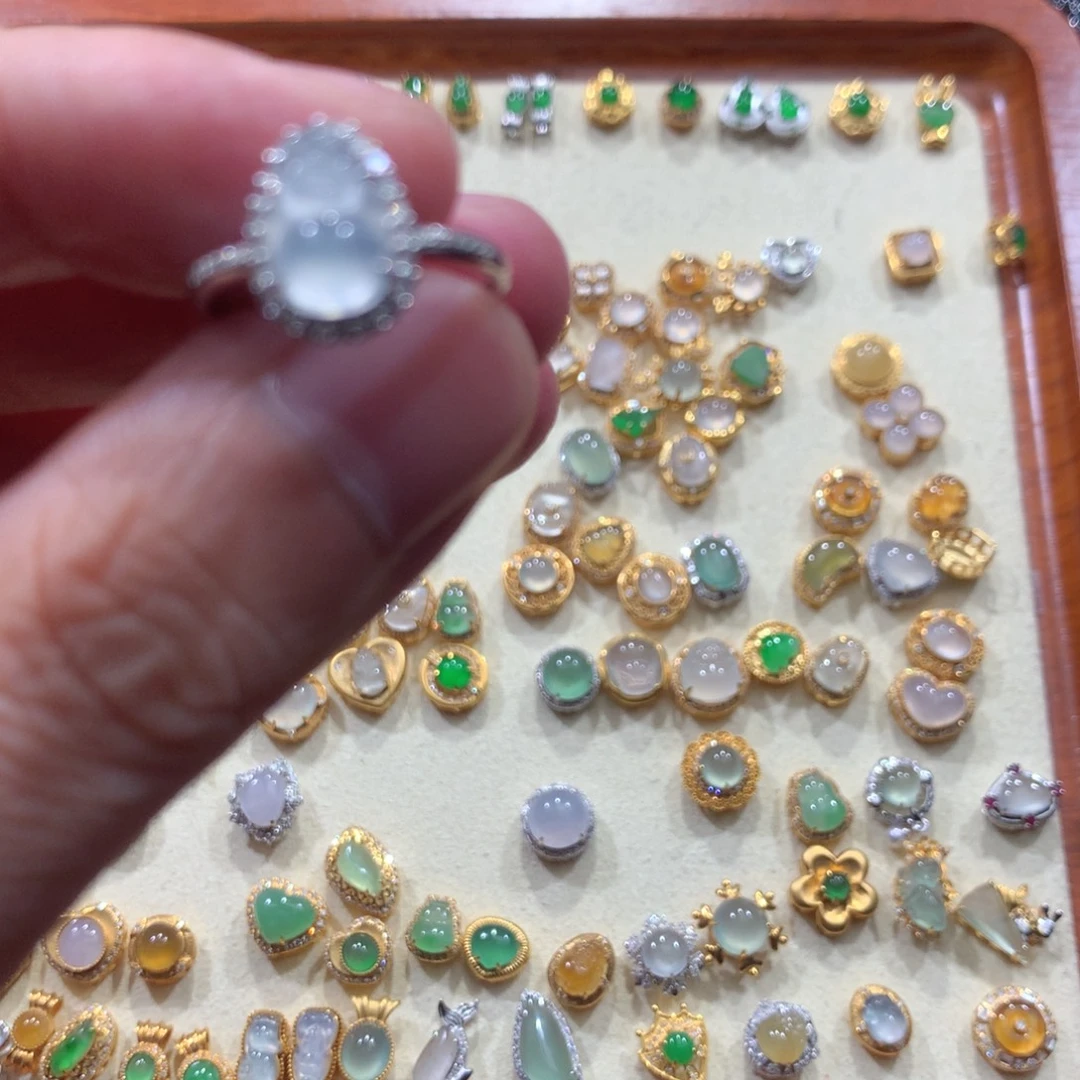 芝***奶颈饰18K金镶嵌翡翠翡翠